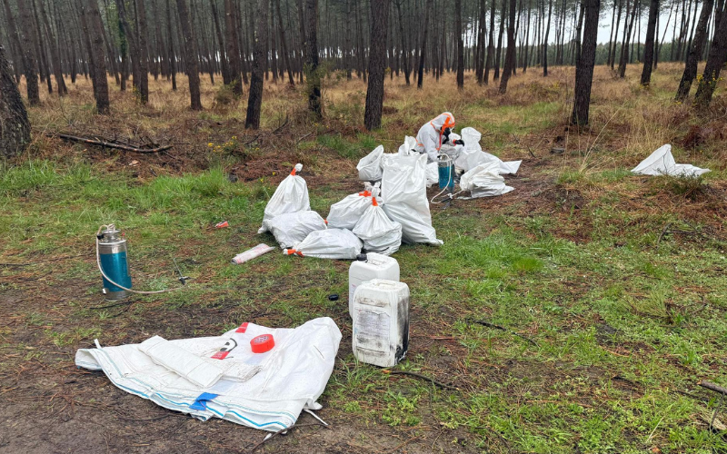 Décap'Eco Sud Ouest a rapidement mobilisé ses équipes pour sécuriser le site et procéder au ramassage de l’amiante, afin de garantir la sécurité des habitants et de l’environnement. Pour éviter ce type de situation, nous proposons des bennes et des big bags spécialisés, disponibles pour les artisans et particuliers, afin de gérer correctement les déchets dangereux dans le respect des normes de sécurité. Décap'Eco Sud Ouest a rapidement mobilisé ses équipes pour sécuriser le site et procéder au ramassage de l’amiante, afin de garantir la sécurité des habitants et de l’environnement. Pour éviter ce type de situation, nous proposons des bennes et des big bags spécialisés, disponibles pour les artisans et particuliers, afin de gérer correctement les déchets dangereux dans le respect des normes de sécurité.