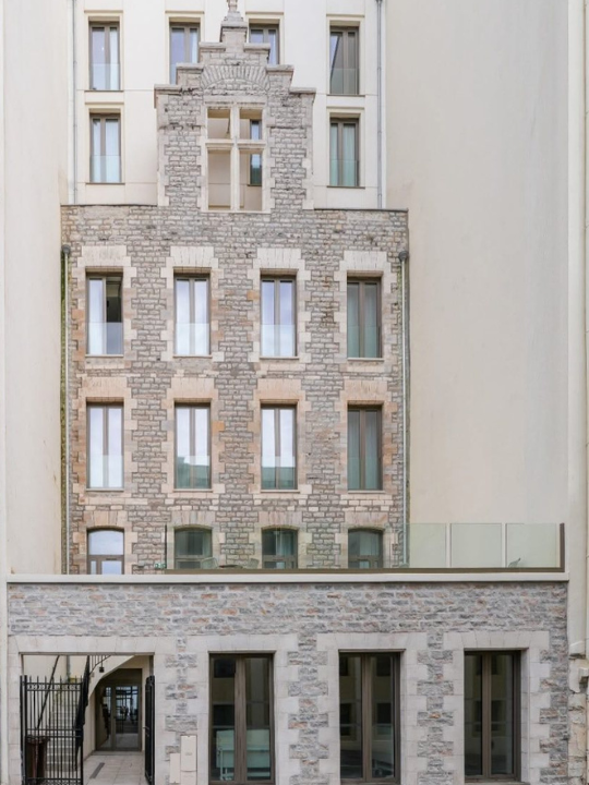 Rénovation de façade d’hôtel à Biarritz par Décap’Eco Sud-Ouest : piquage des enduits et hydrogommage Rénovation de façade d’hôtel à Biarritz par Décap’Eco Sud-Ouest : piquage des enduits et hydrogommage