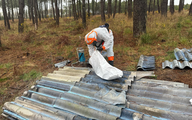 Retrait sécurisé de dépôt sauvage d’amiante dans les Landes par une équipe spécialisée Retrait sécurisé de dépôt sauvage d’amiante dans les Landes par une équipe spécialisée