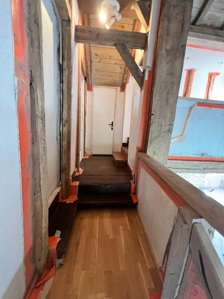 Charpente avant traitement – Décapage préalable terminé Charpente avant traitement – Décapage préalable terminé