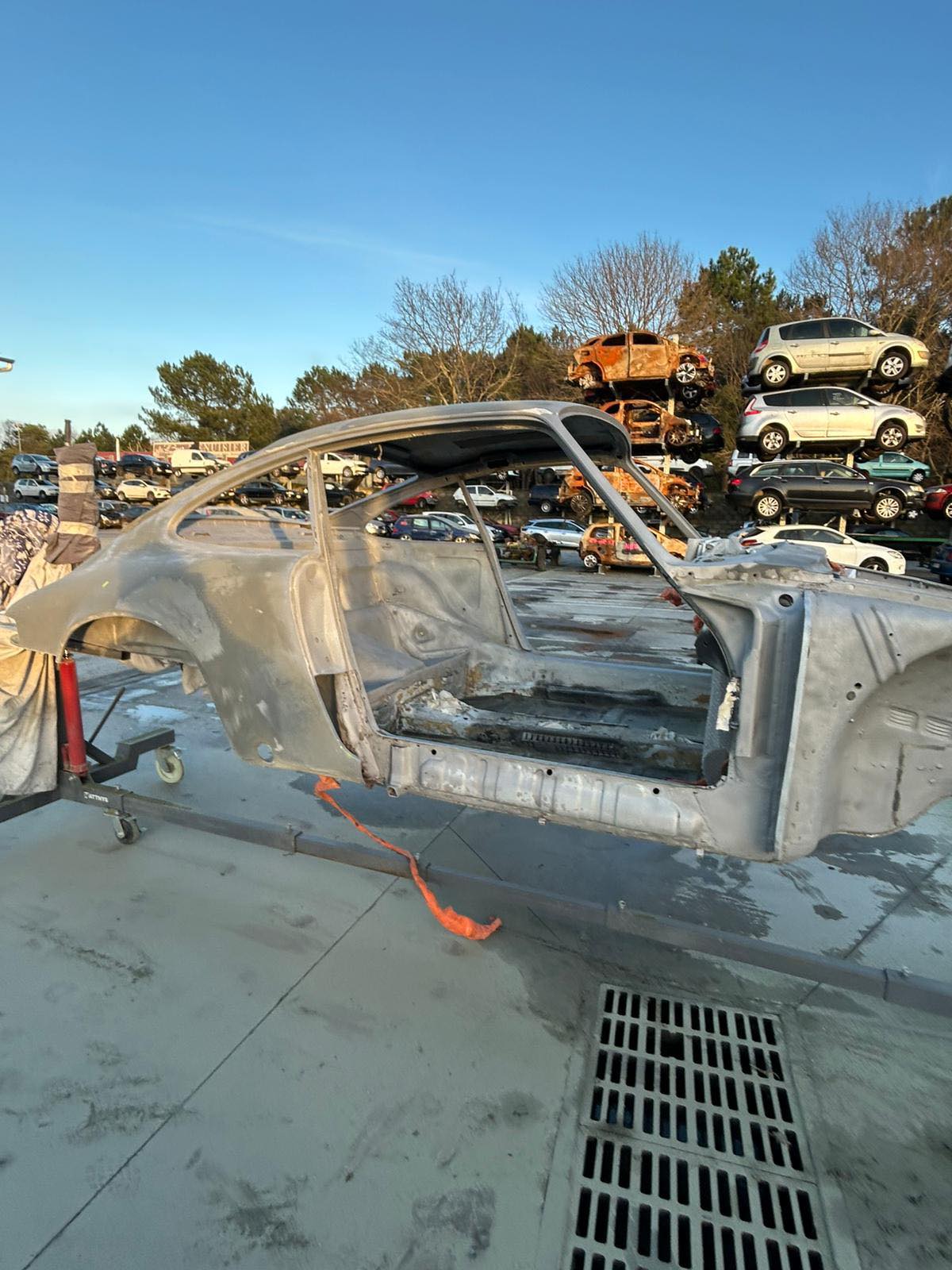 Travail de précision sur Porsche ancienne par aérogommage dans les Landes Travail de précision sur Porsche ancienne par aérogommage dans les Landes
