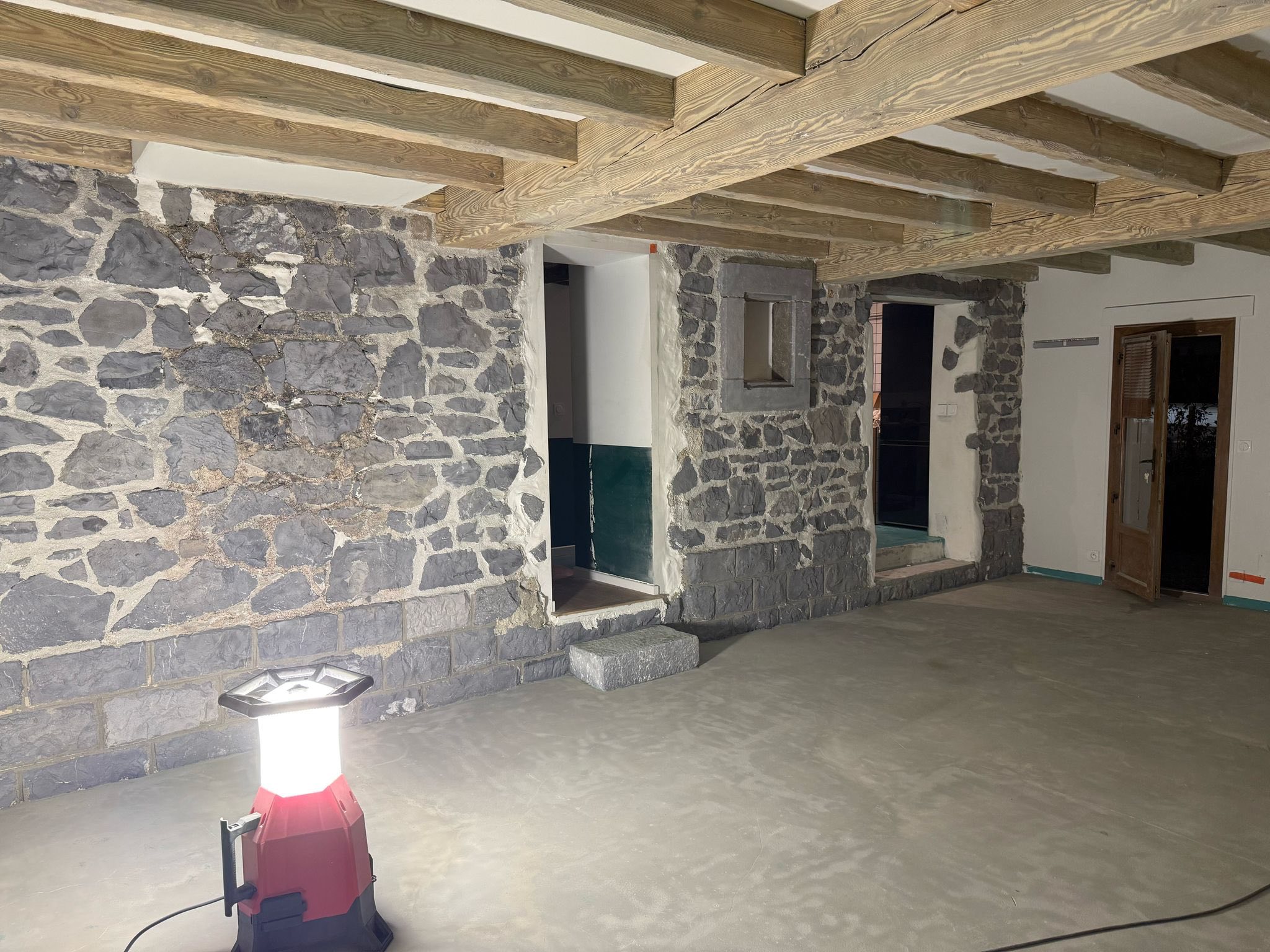 Décapage de poutres bois, murs et sols en rénovation par Décap’Eco Sud-Ouest Décapage de poutres bois, murs et sols en rénovation par Décap’Eco Sud-Ouest