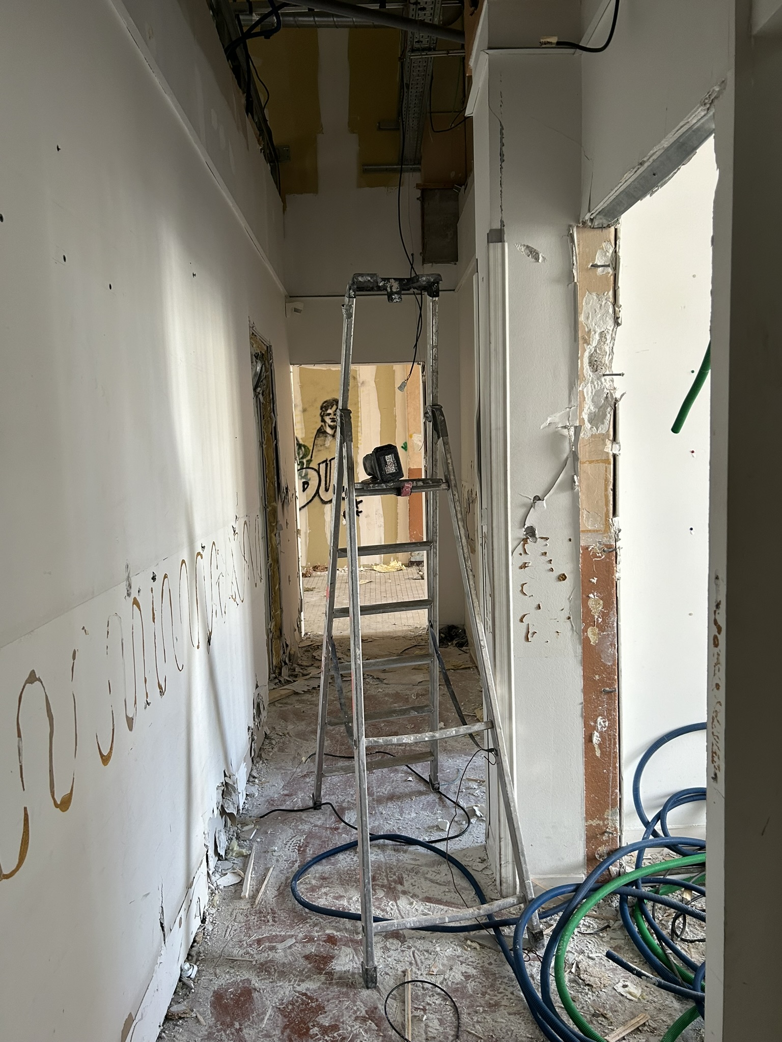 Curage intérieur des anciens locaux ASVP à Biarritz par Décap’Eco Sud-Ouest Curage intérieur des anciens locaux ASVP à Biarritz par Décap’Eco Sud-Ouest
