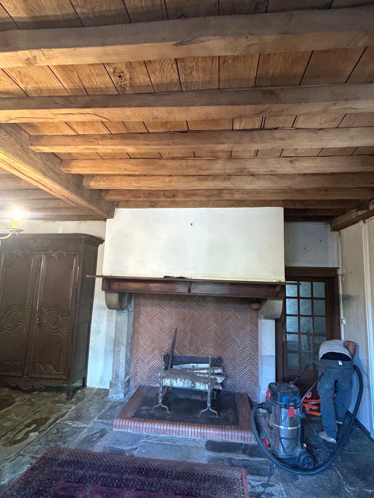 Restauration de boiseries en chêne par décapage maîtrisé – Béarn Restauration de boiseries en chêne par décapage maîtrisé – Béarn
