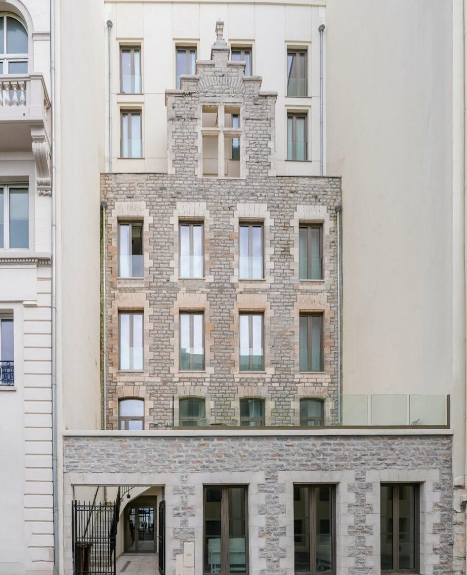 Rénovation de façade d’hôtel à Biarritz par Décap’Eco Sud-Ouest : piquage des enduits et hydrogommage Rénovation de façade d’hôtel à Biarritz par Décap’Eco Sud-Ouest : piquage des enduits et hydrogommage
