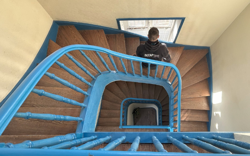 Aérogommage d'un escalier bois au sein d'une copropriété afin de préparer les supports à peindre. Masquage soigné afin de limiter la poussière dans les logements et aérogommage des marches, paliers et main-courante. Aérogommage d'un escalier bois au sein d'une copropriété afin de préparer les supports à peindre. Masquage soigné afin de limiter la poussière dans les logements et aérogommage des marches, paliers et main-courante.