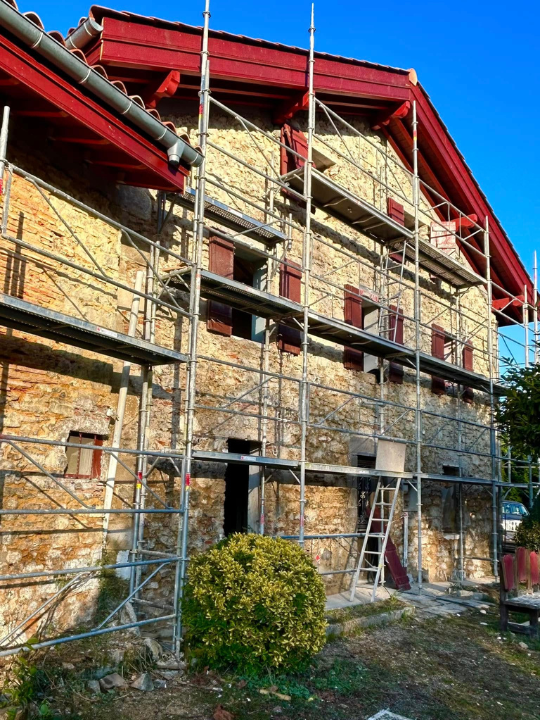 Travaux de démolition intérieure dans une ferme ancienne – ALOTZ Travaux de démolition intérieure dans une ferme ancienne – ALOTZ