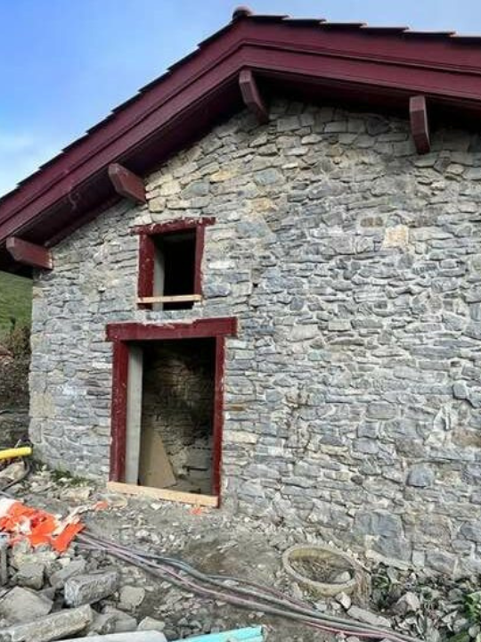 Nettoyage par aérogommage d'une bergerie à Irisarry par les équipes de Décap'Eco Sud-Ouest Nettoyage par aérogommage d'une bergerie à Irisarry par les équipes de Décap'Eco Sud-Ouest