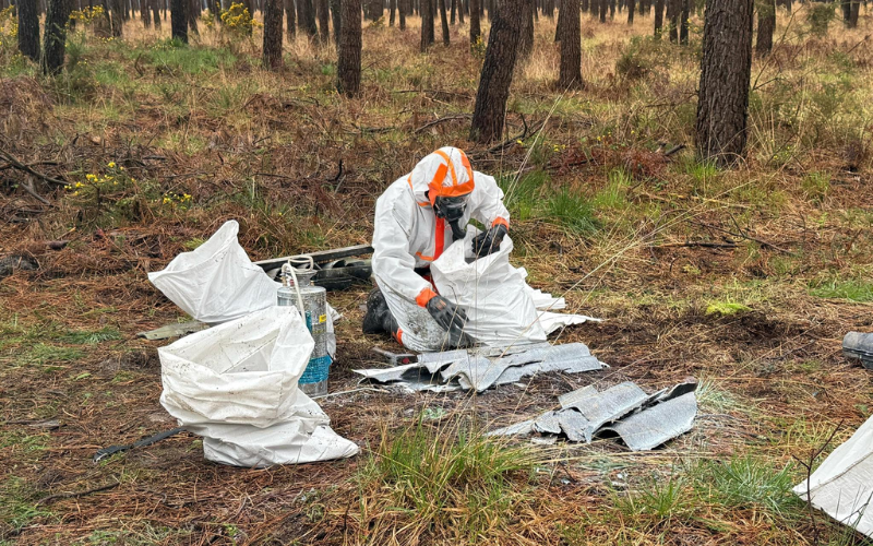 Intervention d'urgence pour un dépôt sauvage d'amiante dans les Landes par les équipes de Décap'Eco Sud Ouest. Intervention d'urgence pour un dépôt sauvage d'amiante dans les Landes par les équipes de Décap'Eco Sud Ouest.