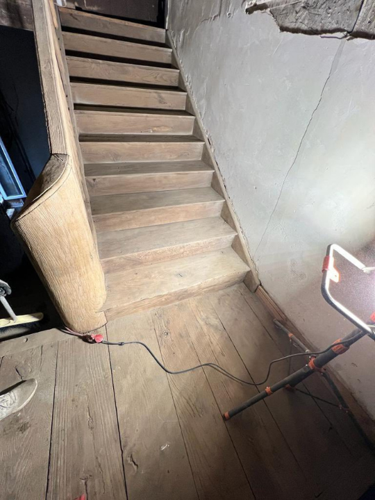 Restauration de boiseries après incendie par aérogommage dans une maison basque par DÉCAP'ECO SUD OUEST Restauration de boiseries après incendie par aérogommage dans une maison basque par DÉCAP'ECO SUD OUEST