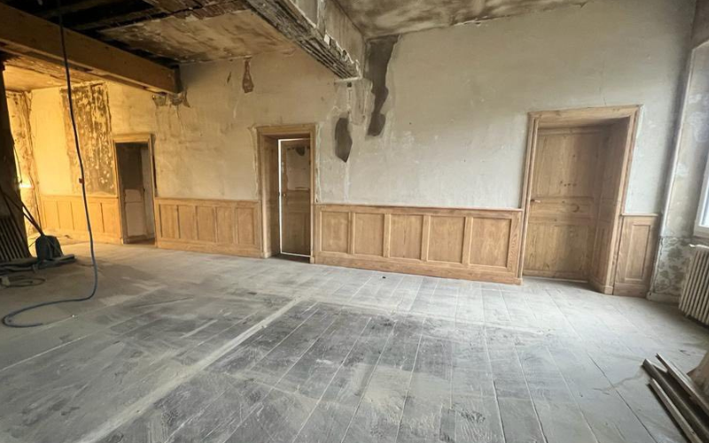L’Art de Redonner Vie aux Matériaux : Revalorisation avec l’aérogommage. Suite à un incendie ayant touché une magnifique maison basque, Decap'Eco Sud-Ouest a eu l’opportunité de sauver et de redonner vie à ses boiseries et menuiseries. L’Art de Redonner Vie aux Matériaux : Revalorisation avec l’aérogommage. Suite à un incendie ayant touché une magnifique maison basque, Decap'Eco Sud-Ouest a eu l’opportunité de sauver et de redonner vie à ses boiseries et menuiseries.